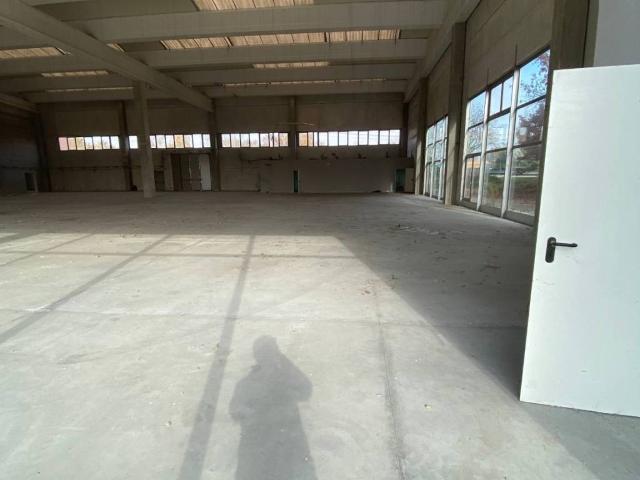 Locale Commerciale in vendita a Guardamiglio, Lodi