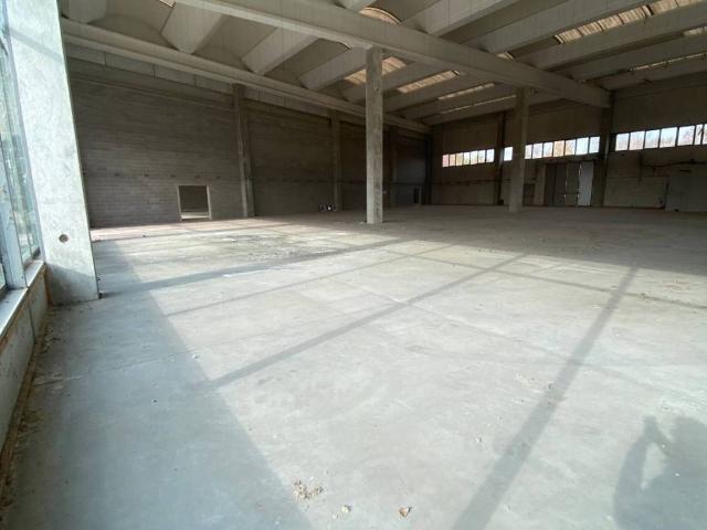 Locale Commerciale in vendita a Guardamiglio, Lombardia
