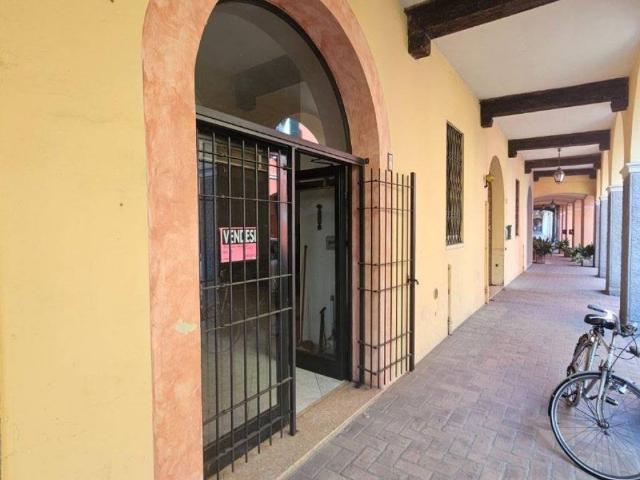 Locale Commerciale in vendita a Bassa Reggiana, Re