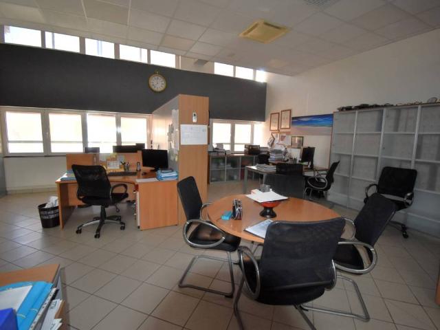 Locale Commerciale in vendita a Bassa Reggiana, Re