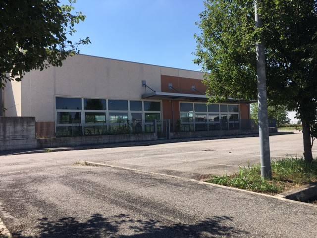 Locale Commerciale in vendita a Bassa Reggiana, Re