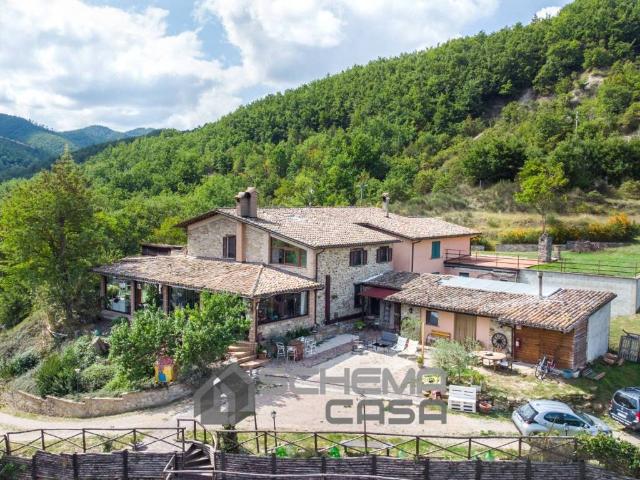 Locale Commerciale in vendita a Gubbio, Umbria