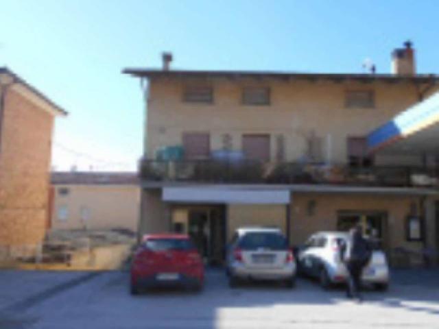 Locale Commerciale in vendita a Gubbio, Umbria