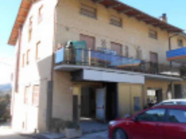 Locale Commerciale in vendita a Gubbio, Umbria