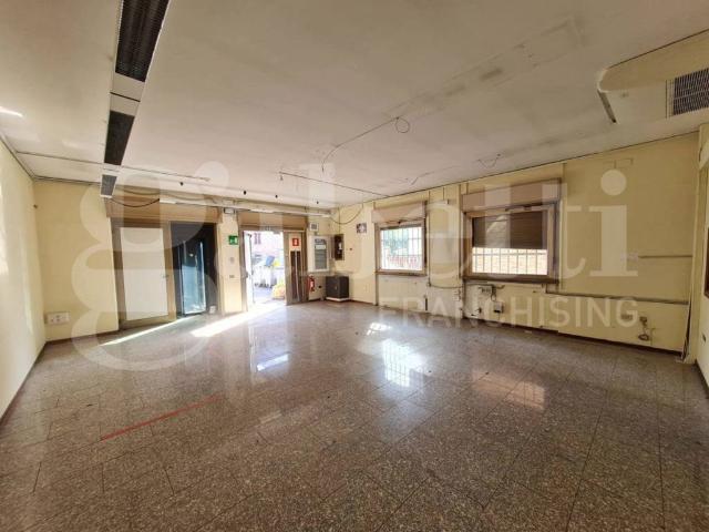 Locale Commerciale in vendita a Gubbio, Umbria