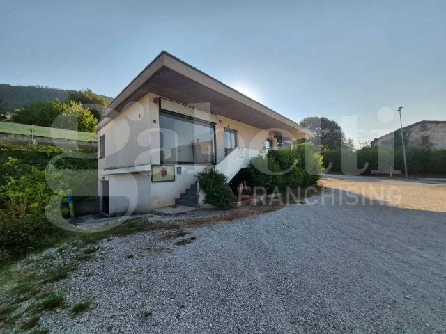Locale Commerciale in vendita a Gubbio, Umbria