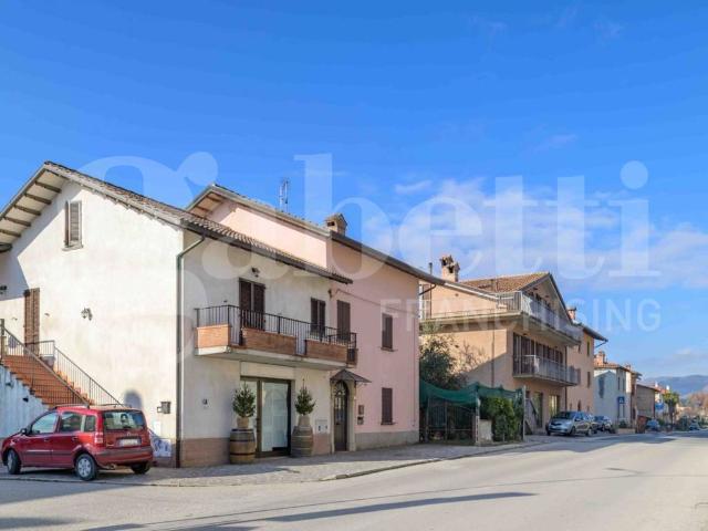 Locale Commerciale in vendita a Gubbio, Umbria