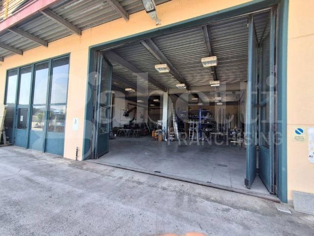 Locale Commerciale in vendita a Gubbio, Umbria