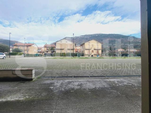 Locale Commerciale in vendita a Gubbio, Umbria