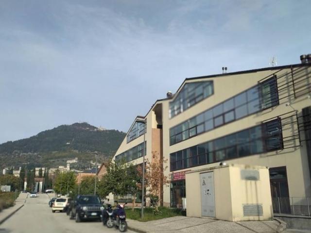 Locale Commerciale in vendita a Gubbio, Umbria