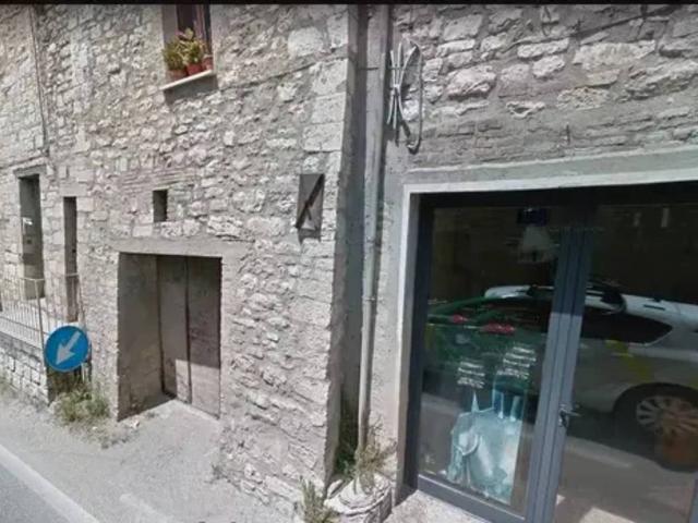 Locale Commerciale in vendita a Semonte Castello, Gubbio