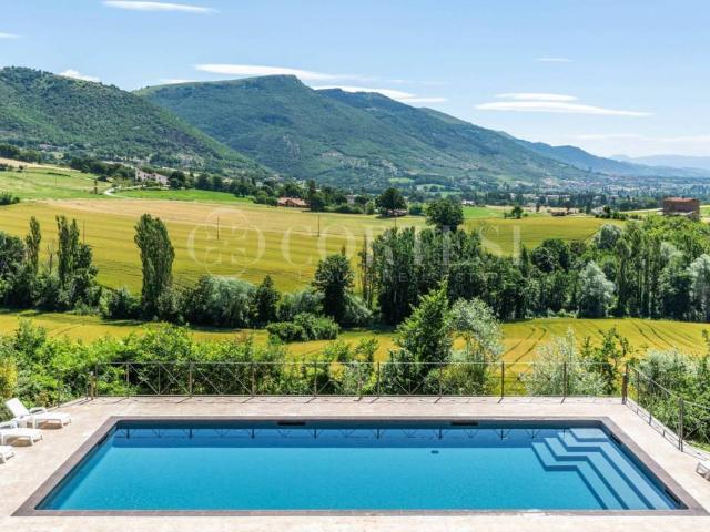 Locale Commerciale in vendita a Gubbio, Umbria