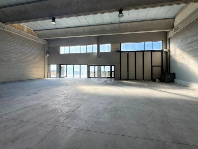 Locale Commerciale in vendita a Guidizzolo, Lombardia