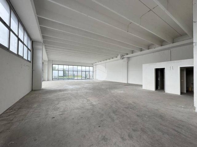 Locale Commerciale in vendita a Gussago, Brescia