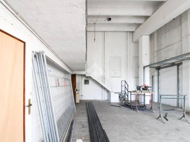 Locale Commerciale in vendita a Sale, Gussago