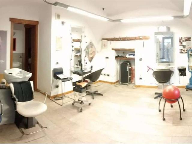 Locale Commerciale in vendita a Hone, Aosta