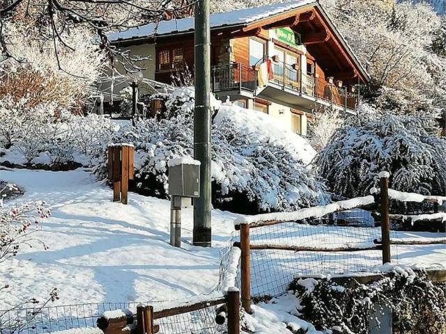 Locale Commerciale in vendita a Hone, Aosta