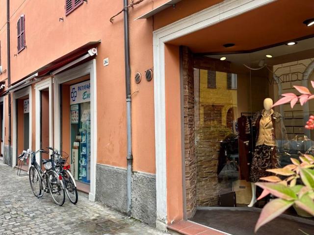 Locale Commerciale in vendita a Nuovo Circondario Imolese, Imola