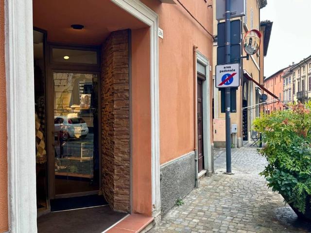 Locale Commerciale in vendita a Nuovo Circondario Imolese, Imola