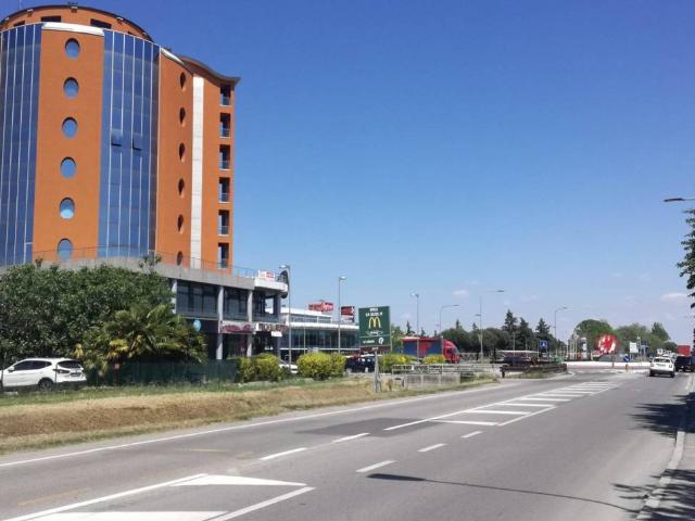 Locale Commerciale in vendita a Nuovo Circondario Imolese, Imola