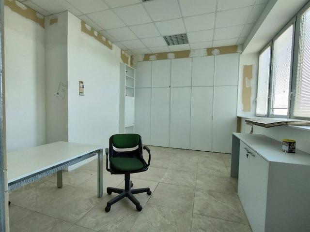Locale Commerciale in vendita a Nuovo Circondario Imolese, Imola