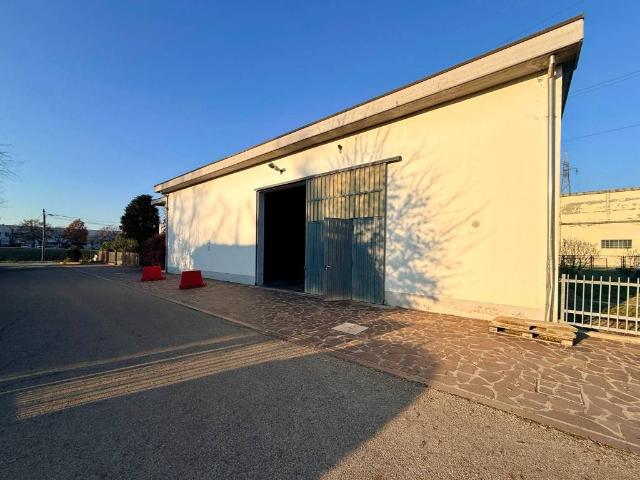 Locale Commerciale in vendita a Nuovo Circondario Imolese, Imola