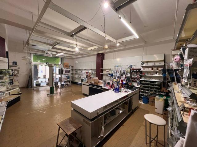 Locale Commerciale in vendita a Nuovo Circondario Imolese, Imola