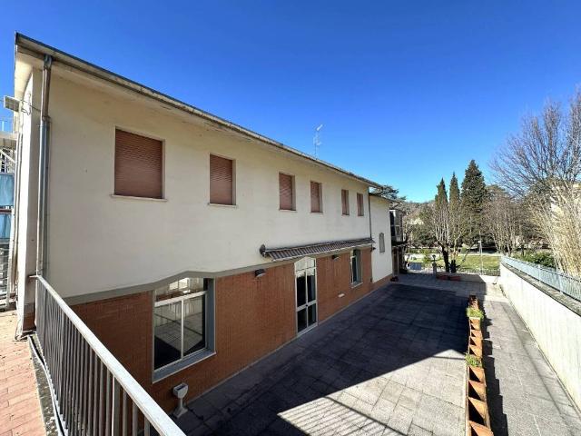 Locale Commerciale in vendita a Nuovo Circondario Imolese, Imola