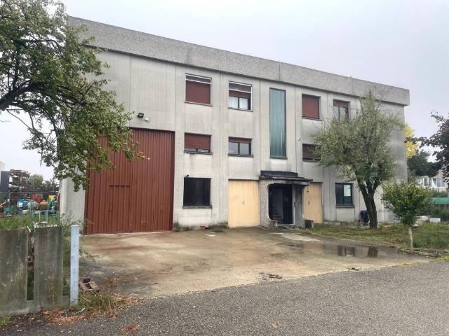 Locale Commerciale in vendita a Nuovo Circondario Imolese, Imola