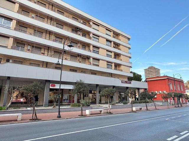 Locale Commerciale in vendita a Imperia, Liguria