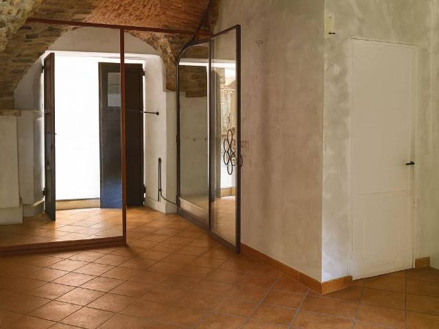Locale Commerciale in vendita a Imperia, Liguria