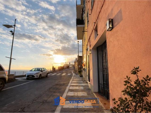 Locale Commerciale in vendita a Borgo Foce, Imperia