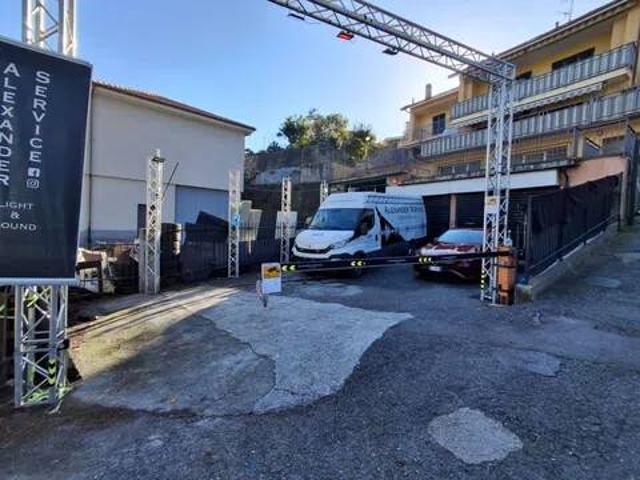 Locale Commerciale in vendita a Imperia, Liguria