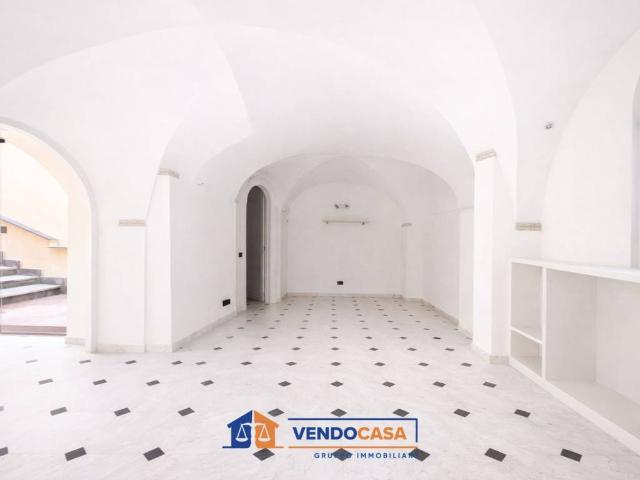 Locale Commerciale in vendita a Borgo Parasio, Imperia