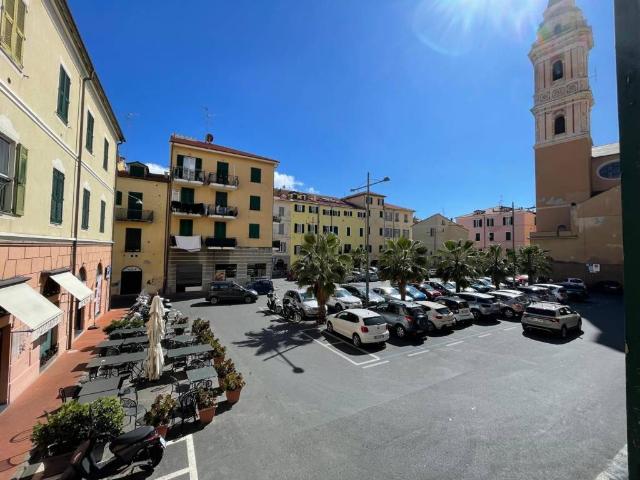 Locale Commerciale in vendita a Imperia, Liguria