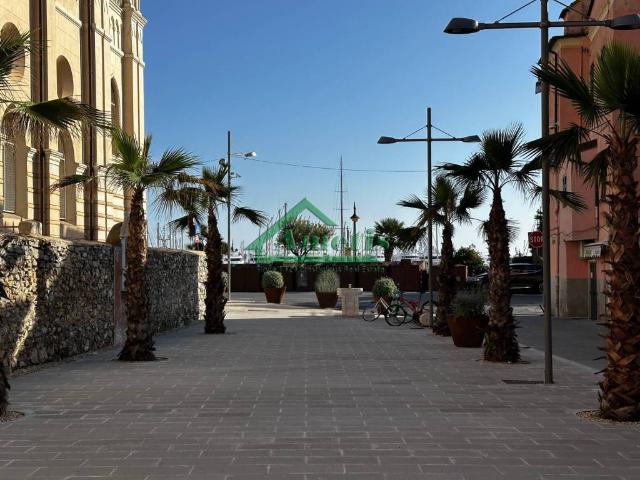 Locale Commerciale in vendita a Borgo Marina, Imperia