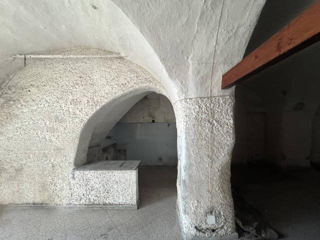 Locale Commerciale in vendita a Borgo Foce, Imperia