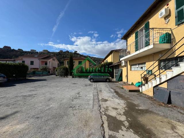 Locale Commerciale in vendita a Imperia, Liguria