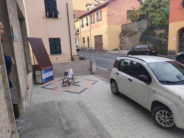 Locale Commerciale in vendita a Oliveto, Imperia