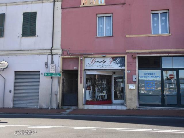 Locale Commerciale in vendita a Borgo Parasio, Imperia