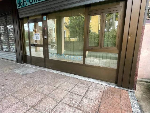Locale Commerciale in vendita a Inverigo, Lombardia
