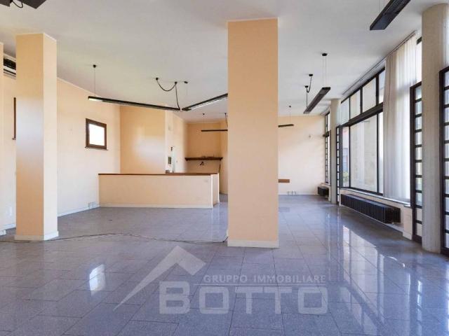 Locale Commerciale in vendita a Villa Romanò, Inverigo
