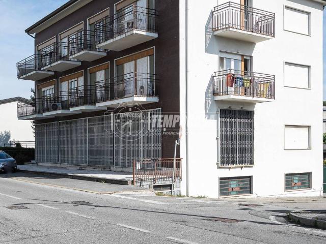 Locale Commerciale in vendita a Inverigo, Lombardia