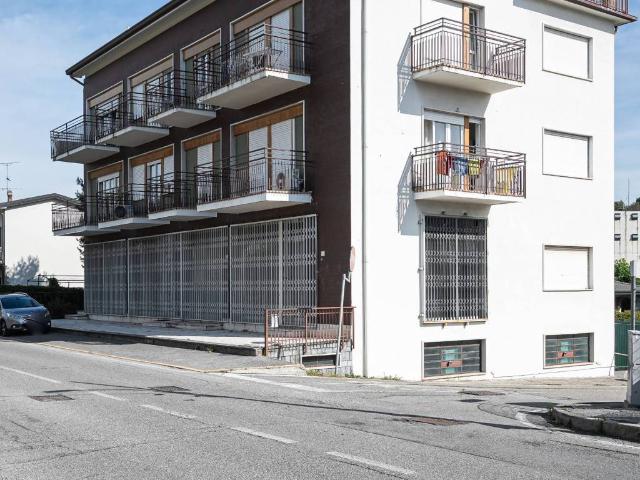 Locale Commerciale in vendita a Inverigo, Lombardia