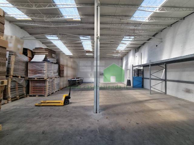 Locale Commerciale in vendita a Inzago, Lombardia