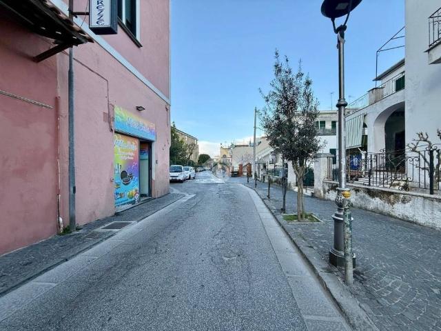 Locale Commerciale in vendita a Ischia, Campania