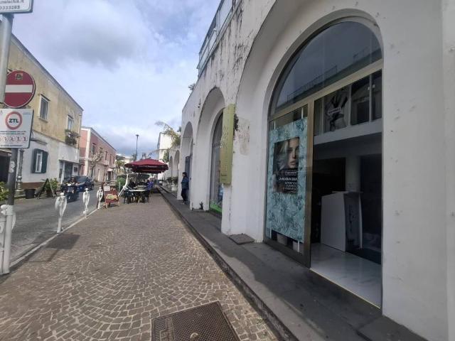 Locale Commerciale in vendita a Ischia, Campania