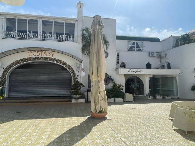 Locale Commerciale in vendita a Ischia, Campania