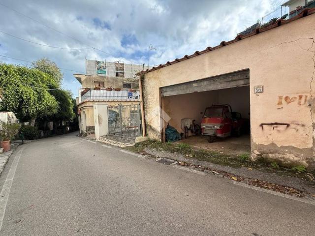 Locale Commerciale in vendita a Ischia, Campania