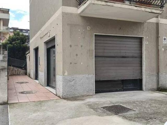Locale Commerciale in vendita a San Lazzaro, Isernia